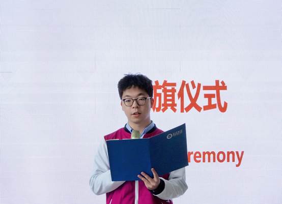 人手里拿着纸 低可信度描述已自动生成